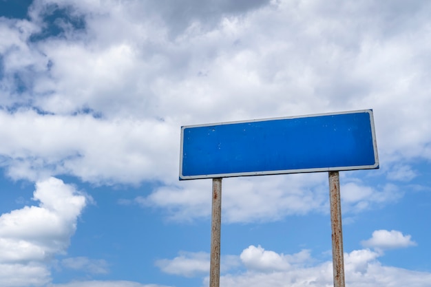 Panneau de signalisation de pays vide avec ciel nuageux bleu