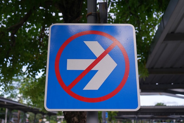 Panneau de signalisation et photo interdite de virage à droite