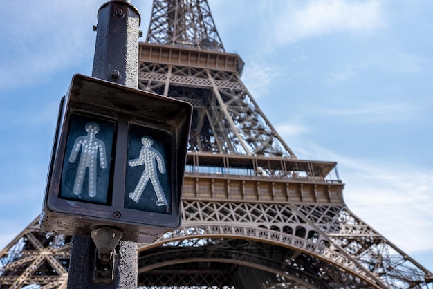 Panneau de signalisation pour piétons devant la Tour Eiffel Paris France