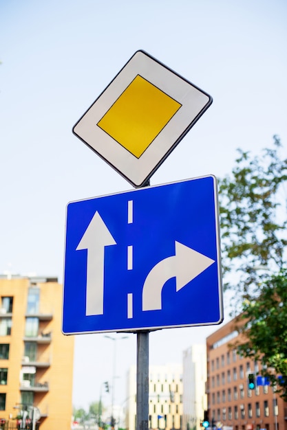 Panneau de signalisation prioritaire dans la rue de la ville