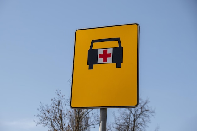 Panneau de signalisation qui montre la voie à l'ambulance Panneau de signalisation jaune d'ambulance