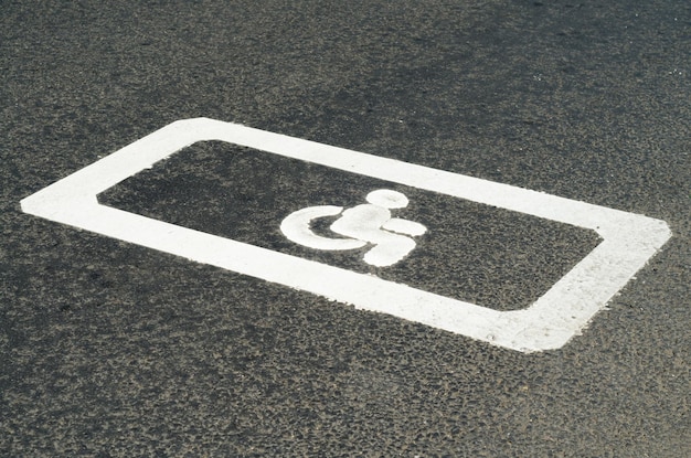 Panneau de signalisation sur la route goudronnée