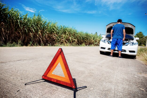 Panneau de signalisation sur la route.