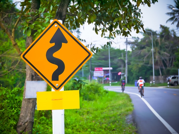 panneau de signalisation sur la route