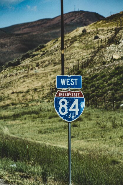 Photo le panneau de signalisation routière sur le terrain