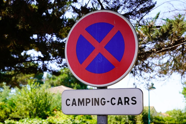 Panneau de signalisation routière texte camping car pas de camping-car camping-car parking interdit véhicule récréatif rv symbole interdiction rouge bleu rond signe d'interdiction