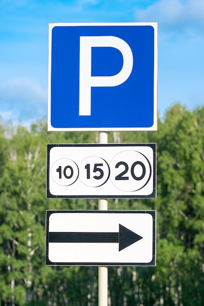 Photo panneau de signalisation de stationnement payant avec flèche de direction de mouvement