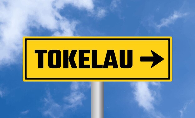 Photo un panneau de signalisation des tokélaou sur un ciel nuageux