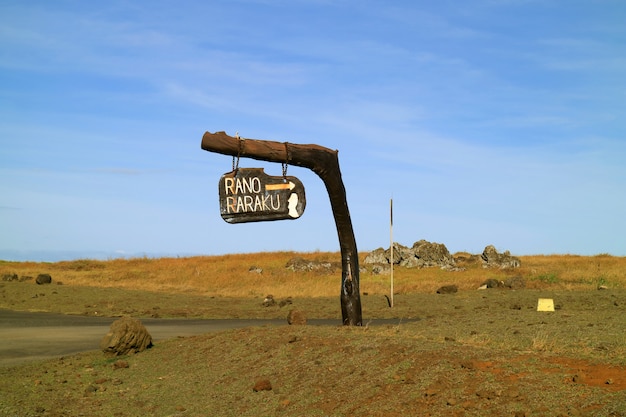 Panneau de signalisation unique pour le volcan Rano Raraku contre le ciel bleu, site archéologique sur l&#39;île de Pâques, Chili