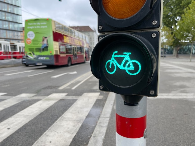 Panneau de signalisation de vélo vert brillant sur le carrefour de la ville