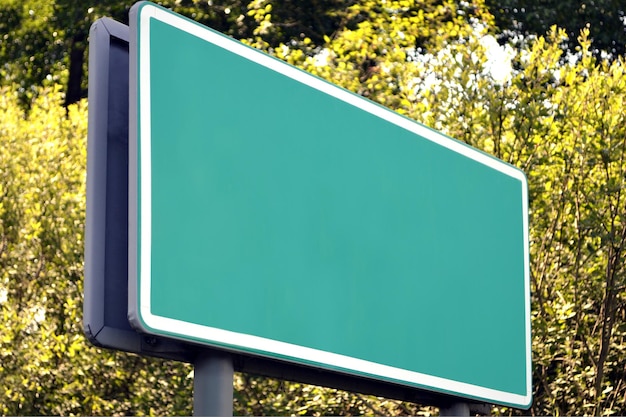 Panneau de signalisation vert clair sur une autoroute