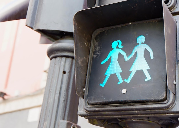 Panneau de signalisation vert Rendez-vous avec deux figures féminines se tenant la main du quartier de la rue Chueca à Madrid Espagne