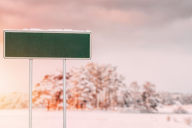 Panneau de signalisation vide en hiver