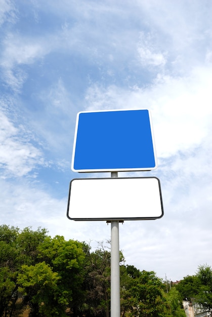 Panneau de signalisation vierge contre le ciel avec des nuages