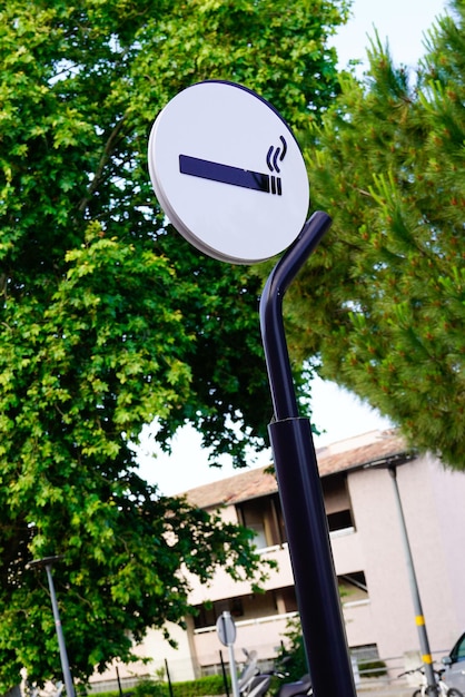 Photo panneau de signalisation des zones de fumeurs désignées dans la zone urbaine