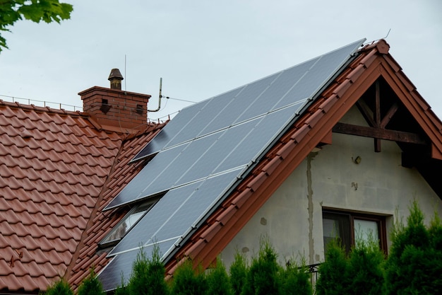 Un panneau solaire sur un bâtiment avec le mot " e. " sur le toit.