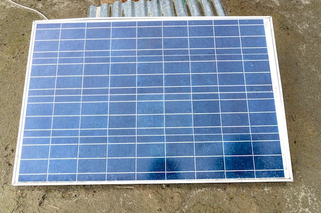 Panneau solaire sur un concept de sol énergie propre dans la nature
