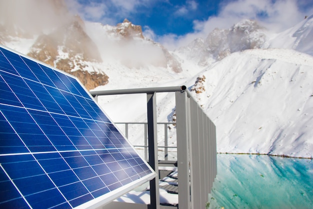 Panneau solaire dans le lac de montagne sur fond de ciel bleu. Concept d'énergie alternative.