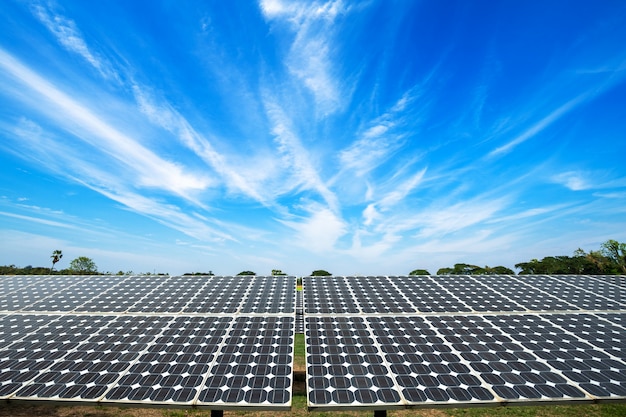 Panneau solaire sur fond de ciel bleu,