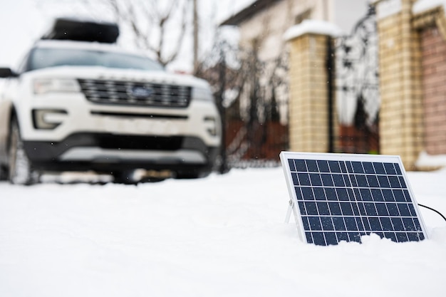 Panneau solaire portable contre voiture SUV en hiver