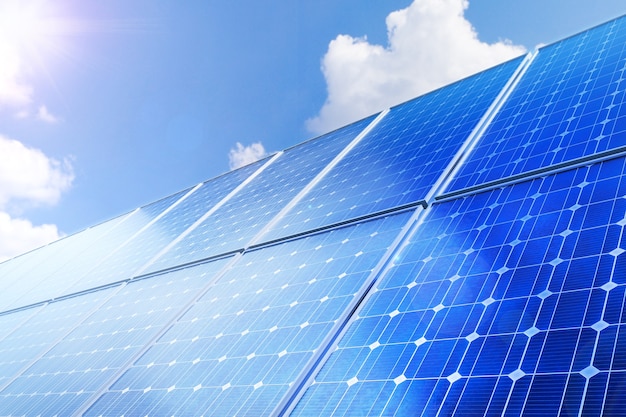 Le panneau solaire produit une énergie verte et respectueuse de l'environnement à partir du soleil.