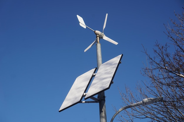 Panneau solaire recouvert de neige et éolienne