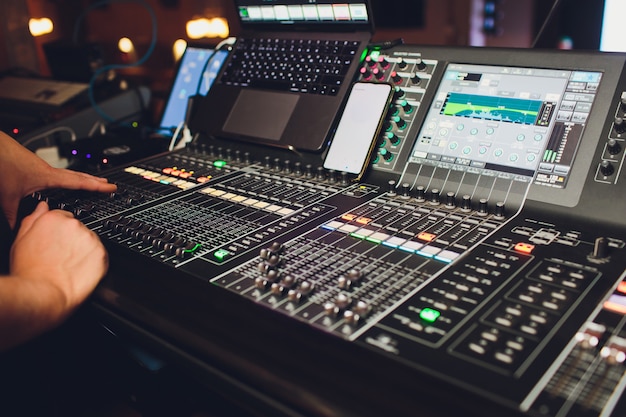 Panneau sonore de travail sur la scène du concert.