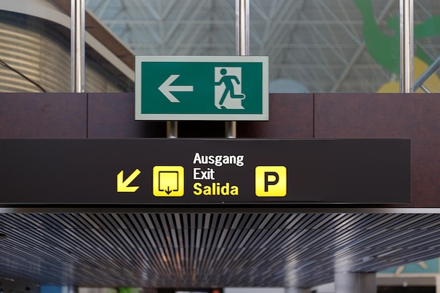 Panneau de sortie de l'aéroport de Gran Canaria marron jaune