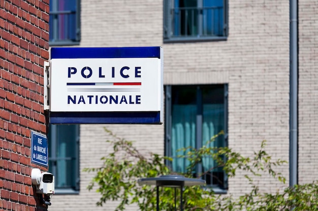 Panneau standard de la Police Nationale à l'extérieur d'un commissariat du centre-ville d'Amiens