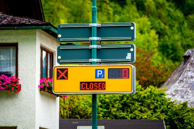 Panneau de stationnement moderne jaune avec écrans numériques parking fermé