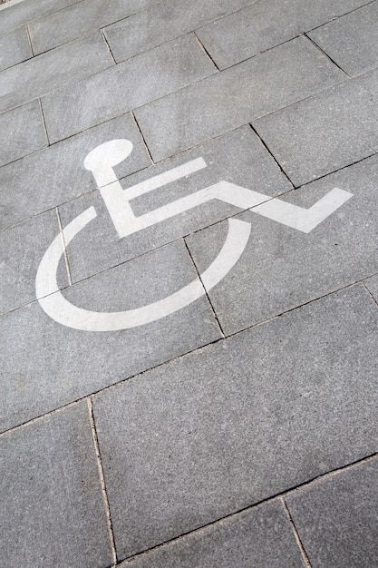 Panneau de stationnement pour personnes handicapées sur l'inclinaison diagonale