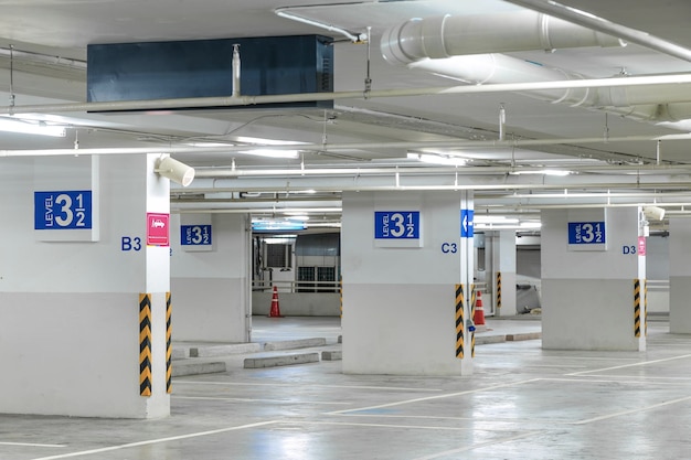 Photo un panneau de stationnement de voiture niveau 3 dans le garage de stationnement néons intérieurs dans un bâtiment industriel sombre construction publique moderne