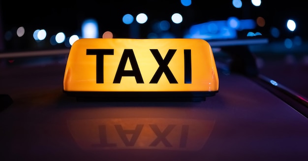 Panneau de taxi lumineux dans la rue