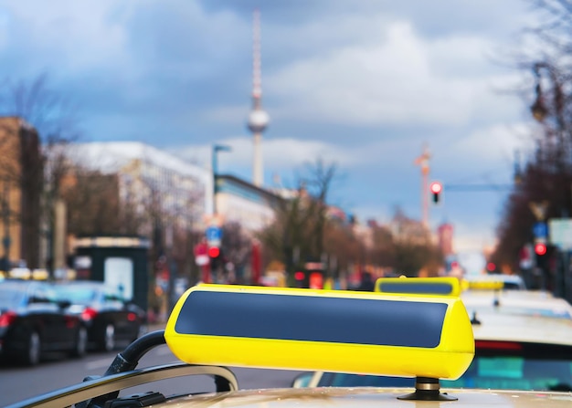 Panneau de taxi vide dans la rue de Berlin, Allemagne. Tour de télévision sur le fond