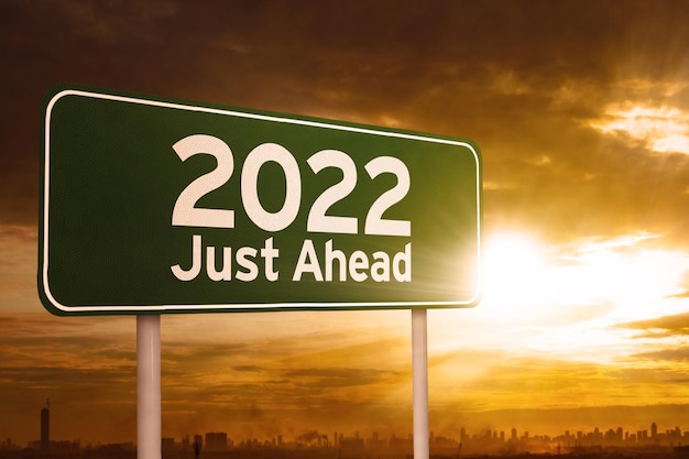 Panneau avec texte de 2022 juste devant au lever du soleil