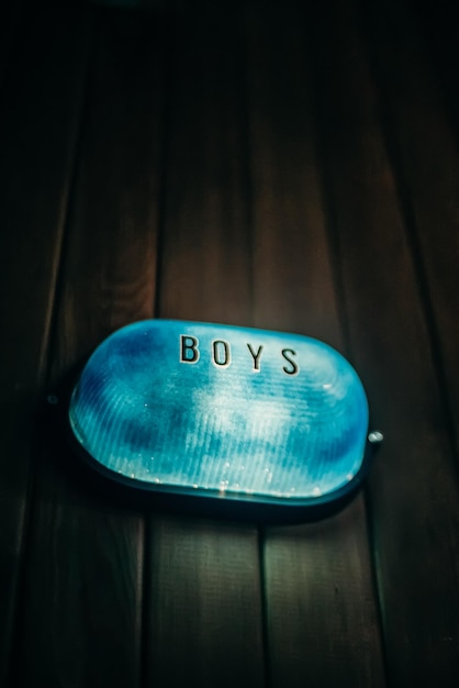 Panneau de toilette à lumière bleue pour garçons