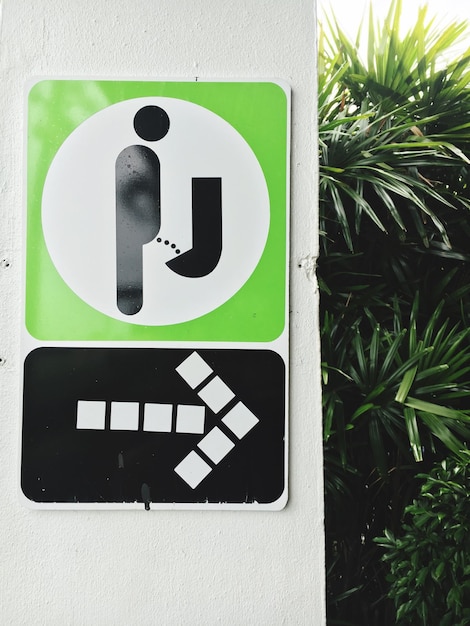 Le panneau des toilettes par des plantes