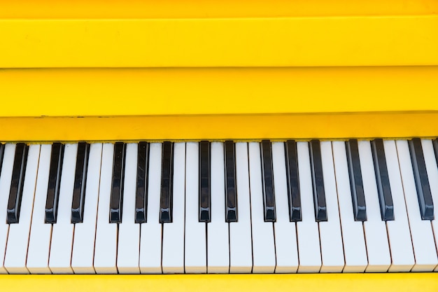 Panneau avec touches de piano jaunes avec vue de dessus