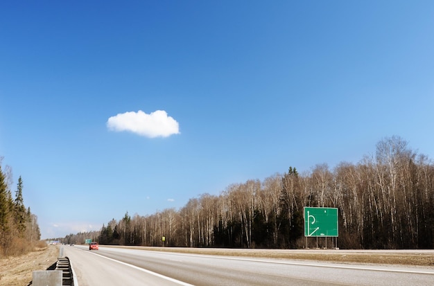 Un panneau vert sur le côté d'une autoroute qui dit " p " dessus.