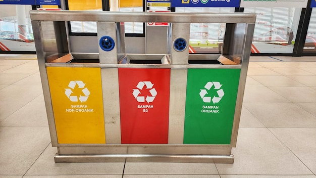 Photo un panneau vert et rouge indiquant le recyclage
