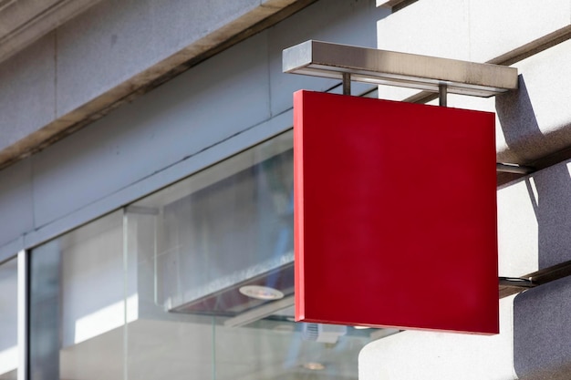 Panneau vierge à l'extérieur d'un magasin ou d'un restaurant avec espace de copie