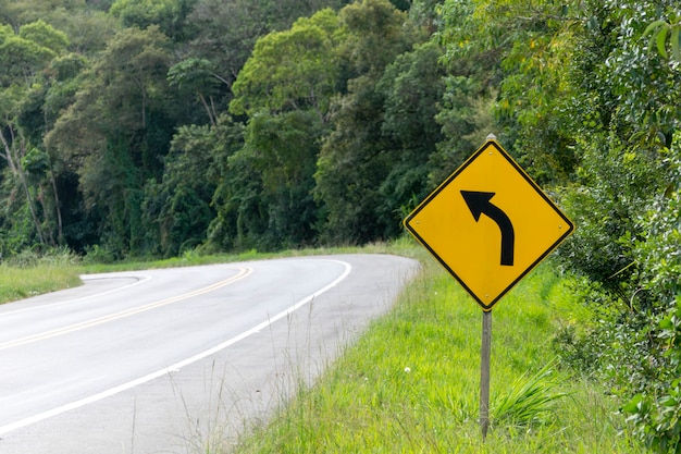 Panneau de virage à gauche sur la route