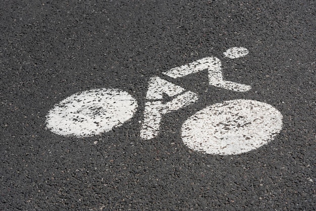 Le panneau de voie cyclable sur la route