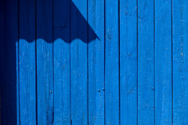 Panneaux bleus en bois pour la clôture peints avec de la peinture de couleur gros plan