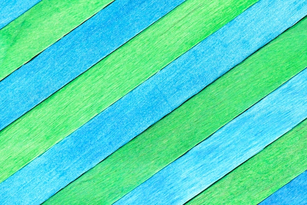 Panneaux de bois diagonaux verts et bleus alternés