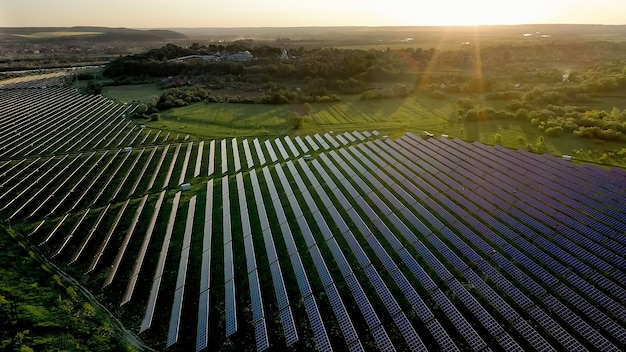 Panneaux de centrales solaires écologiques dans les champs énergie verte au coucher du soleil paysage innovation électrique nature environnement.