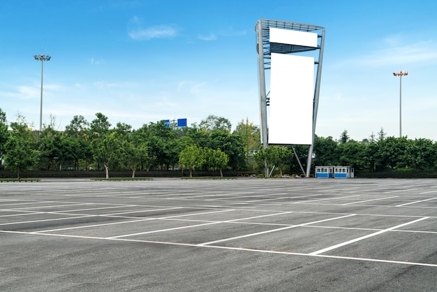 Panneaux extérieurs dans le parking