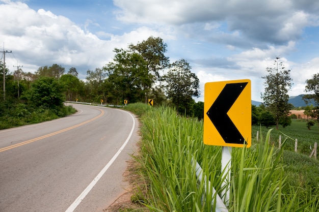 Photo les panneaux indiquent les conducteurs pour la courbe dangereuse avant