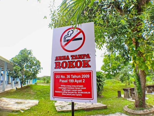 Panneaux d'interdiction de fumer dans les lieux publics tels que les hôpitaux, les aéroports