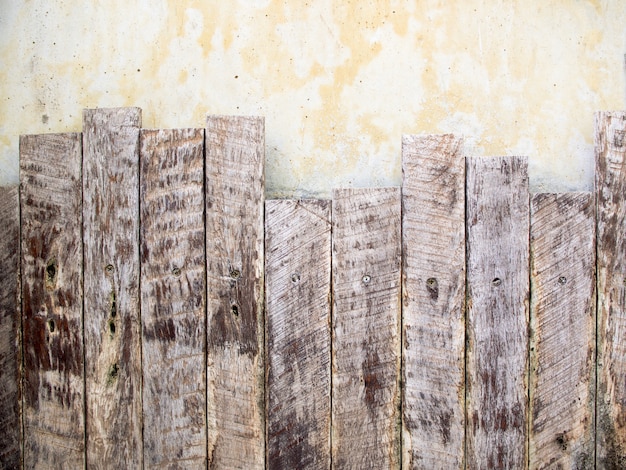 Les panneaux muraux en bois sont sur l'ancien mur de béton